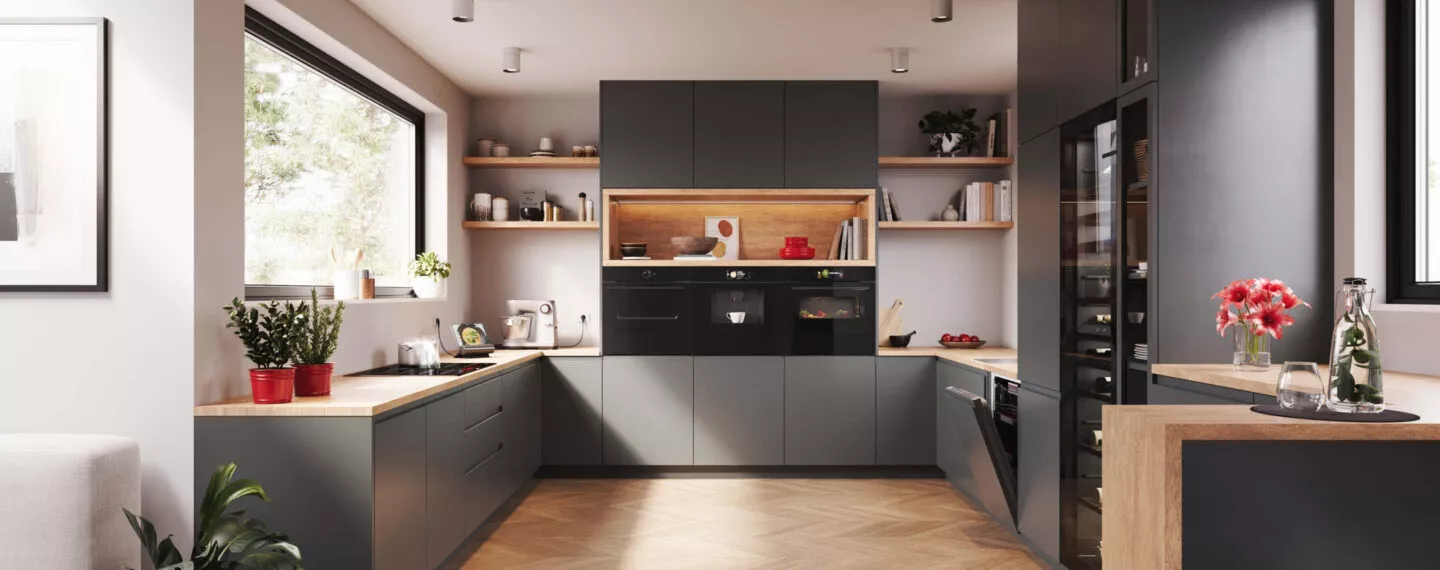 Moderne Einbauküche in Grau mit Holzarbeitsplatte, Bosch Geräten, Backofen und Kochfeld, offene Regale und viel Stauraum, funktional für komfortables Kochen