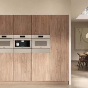 Miele Einbau Mikrowelle in Holzfront integriert, modernes Küchendesign mit klaren Linien und Touchdisplay, platzsparend und komfortabel für schnelles Erwärmen