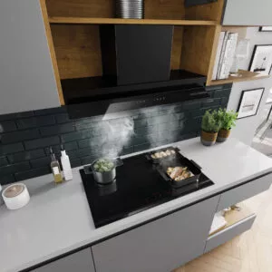 Bosch Dunstabzugshaube in Schwarz über Induktionskochfeld, saugt Dampf beim Kochen effizient ab, modernes Design mit Glas und Touchbedienung