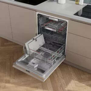 Bosch Geschirrspüler vollintegriert mit geöffnetem Korbsystem, flexible Einsätze und viel Stauraum, effizient für komfortables Reinigen von Geschirr